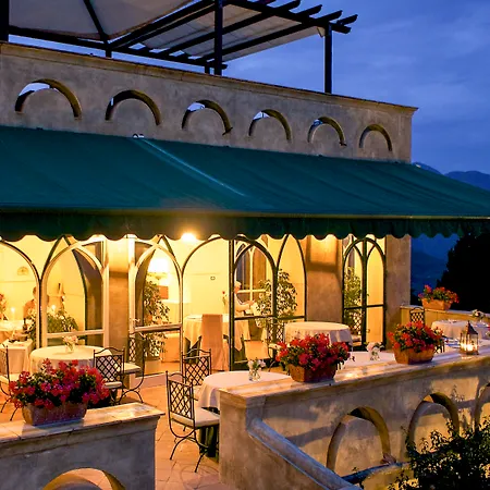 ホテル チンブローネ ラヴェッロ