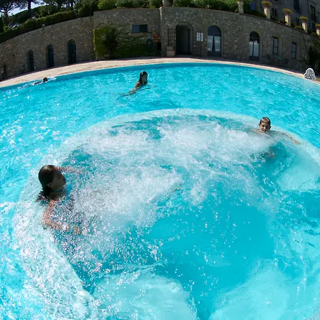 チンブローネ ホテル