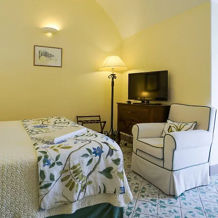 チンブローネ ホテル